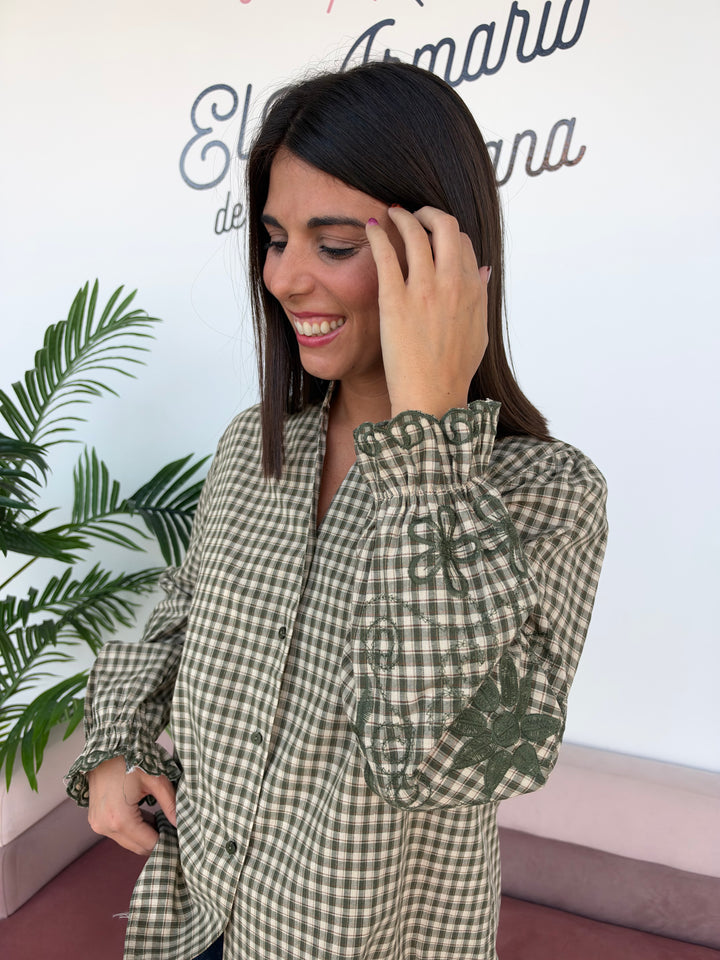 Camisa Melina vede militar