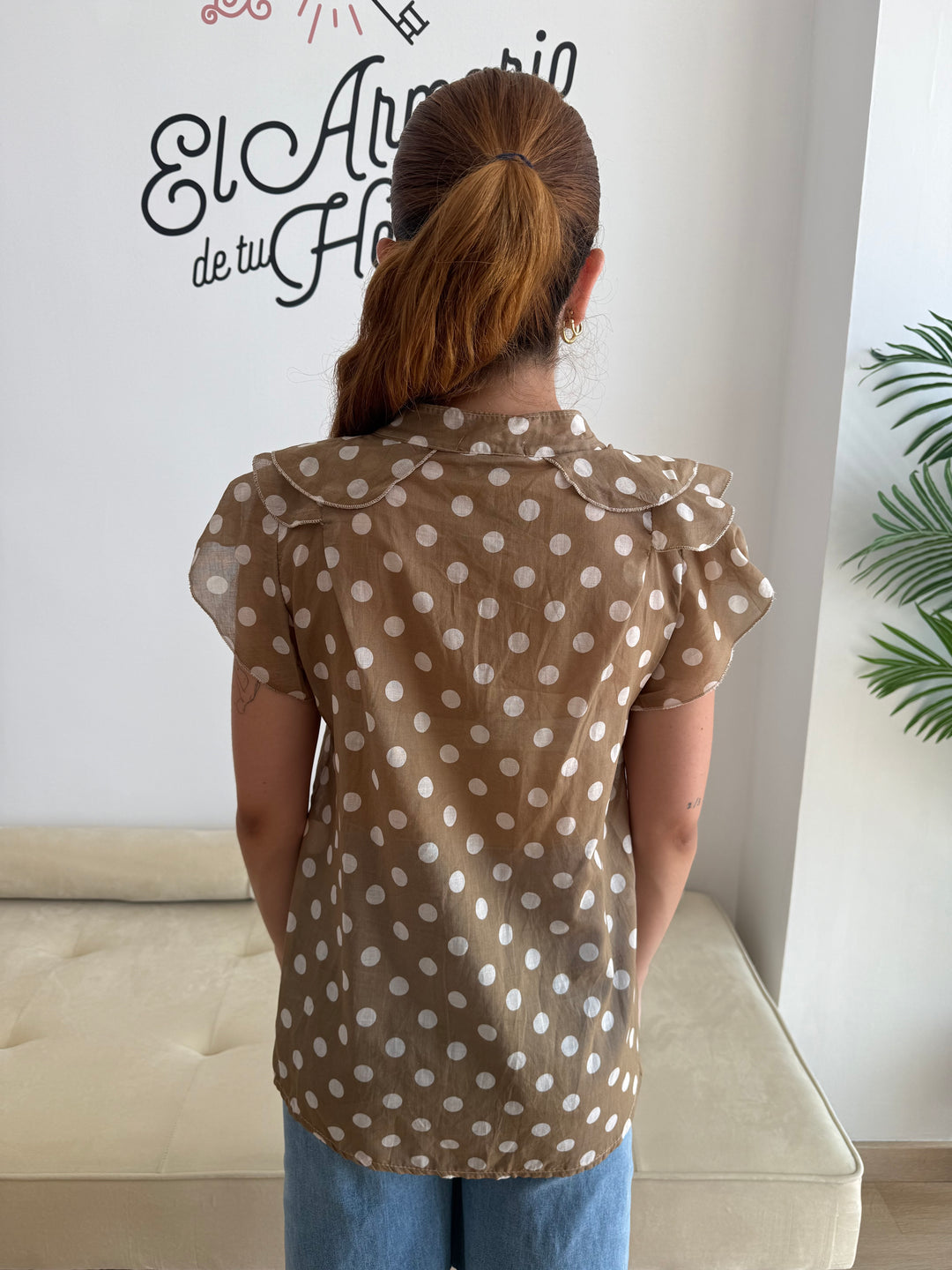 Blusa Lunares volante camel