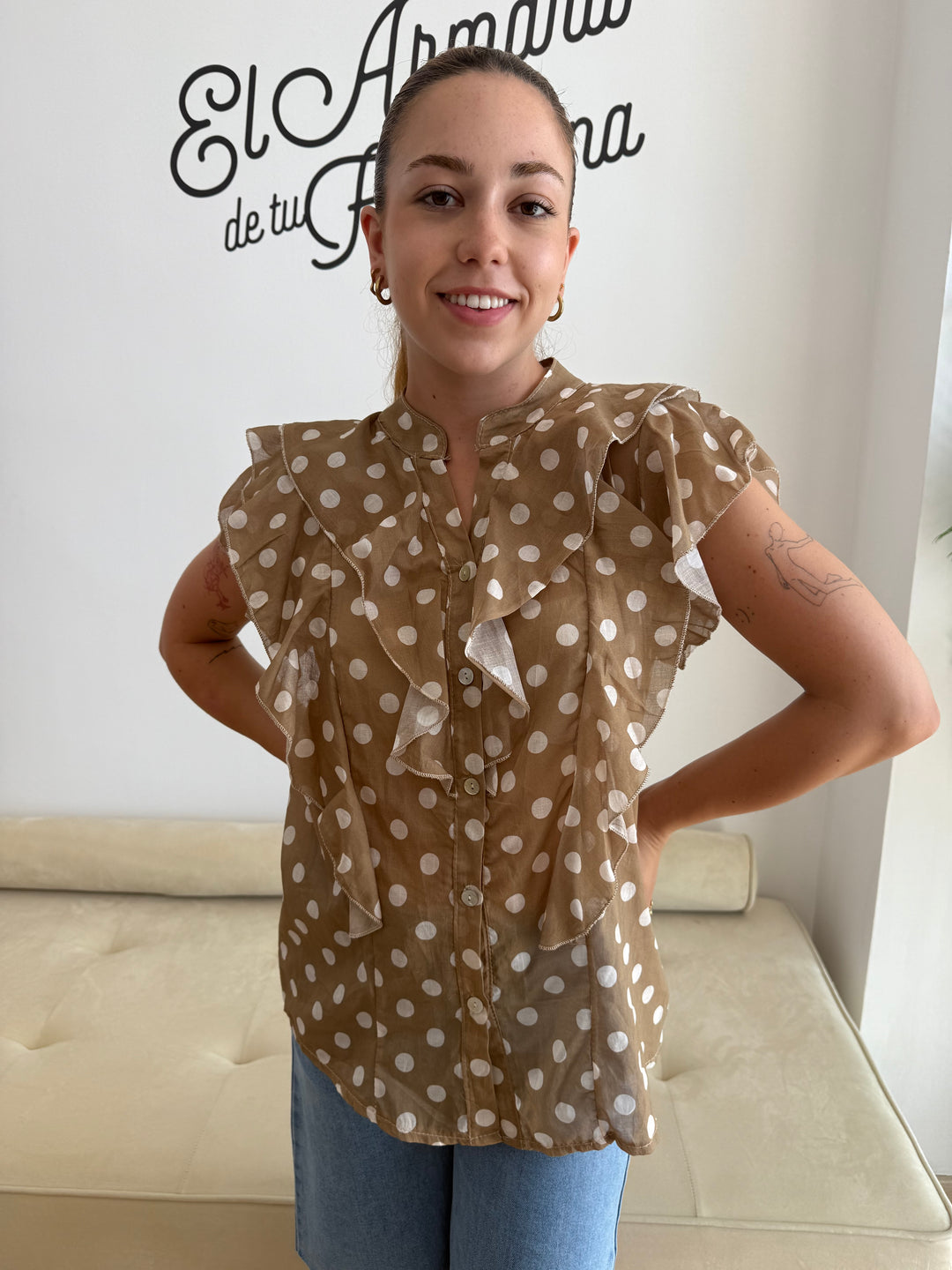 Blusa Lunares volante camel