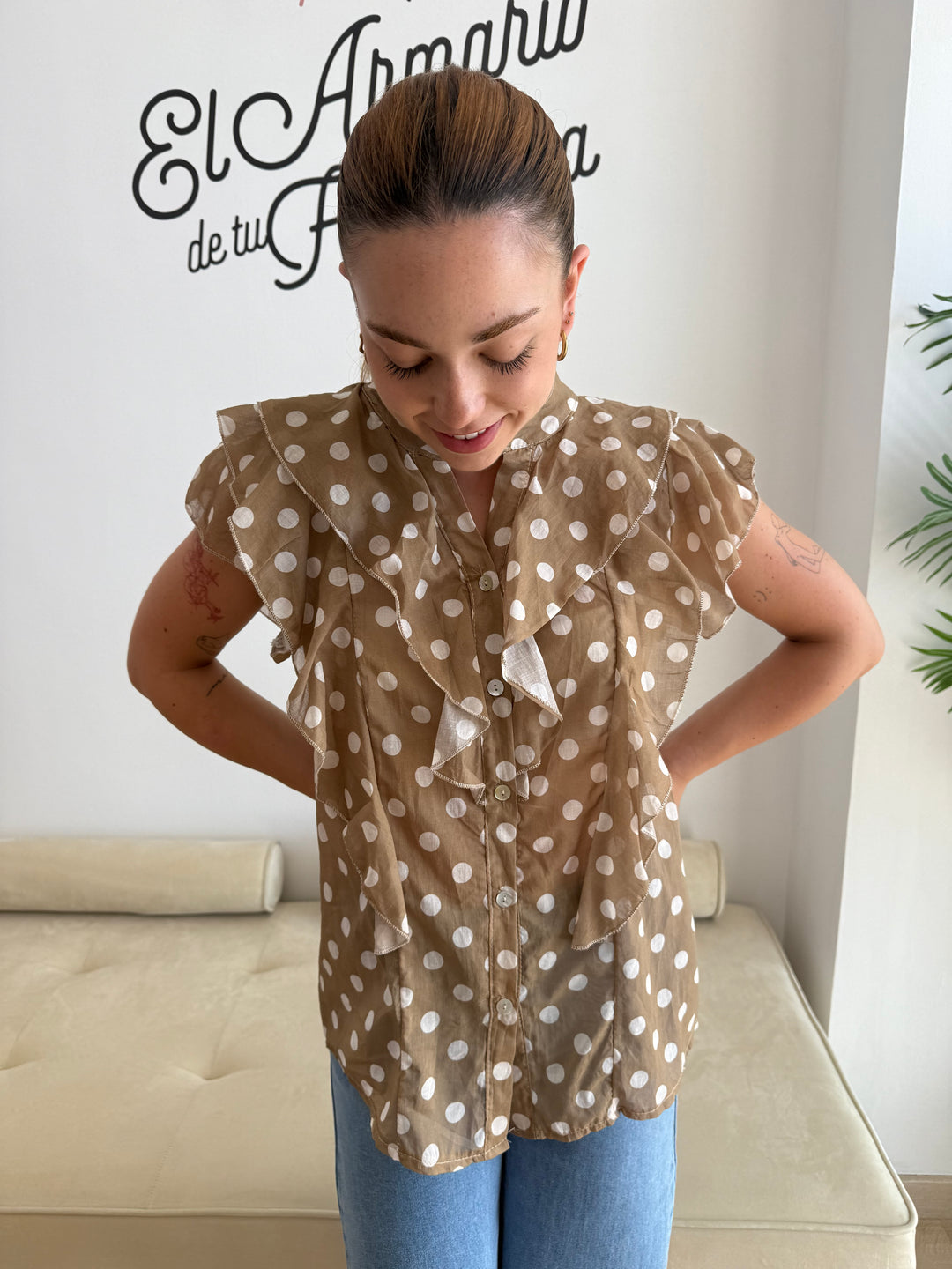 Blusa Lunares volante camel