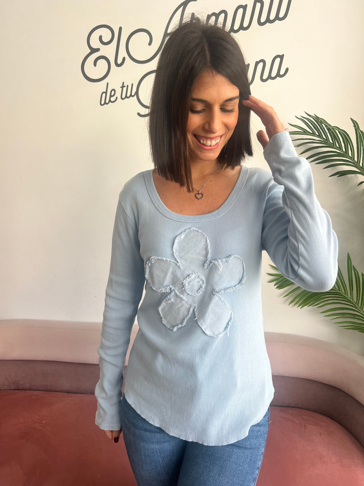 Camiseta Flor celeste