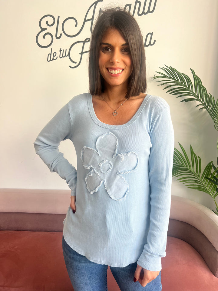 Camiseta Flor celeste