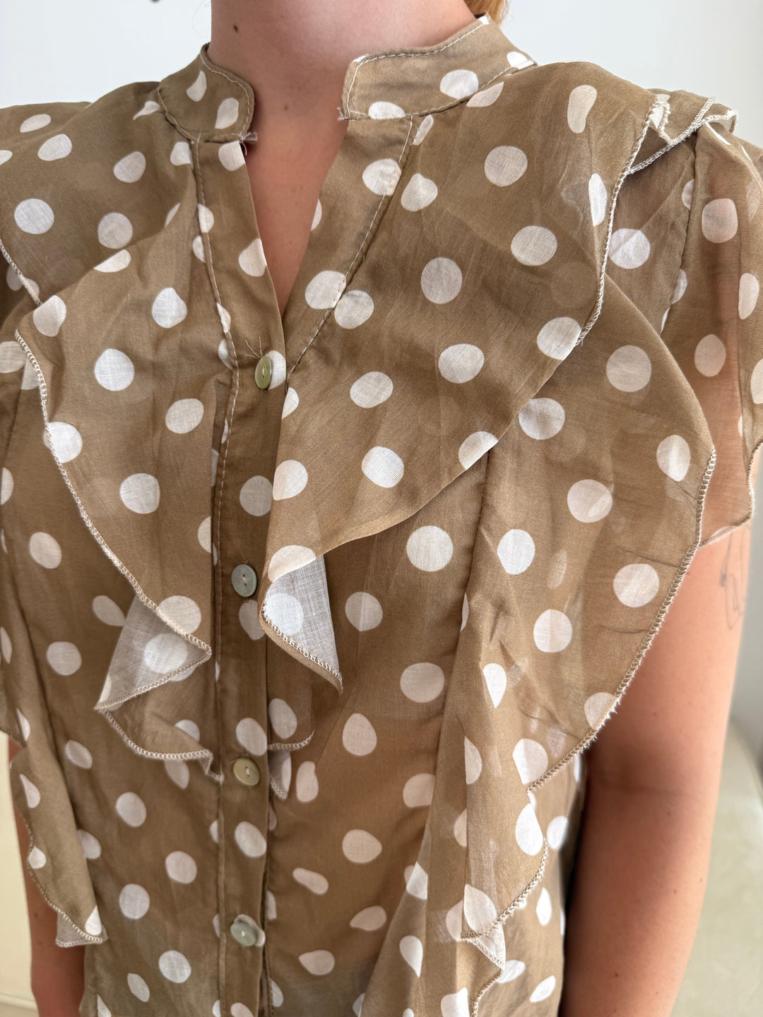 Blusa Lunares volante camel