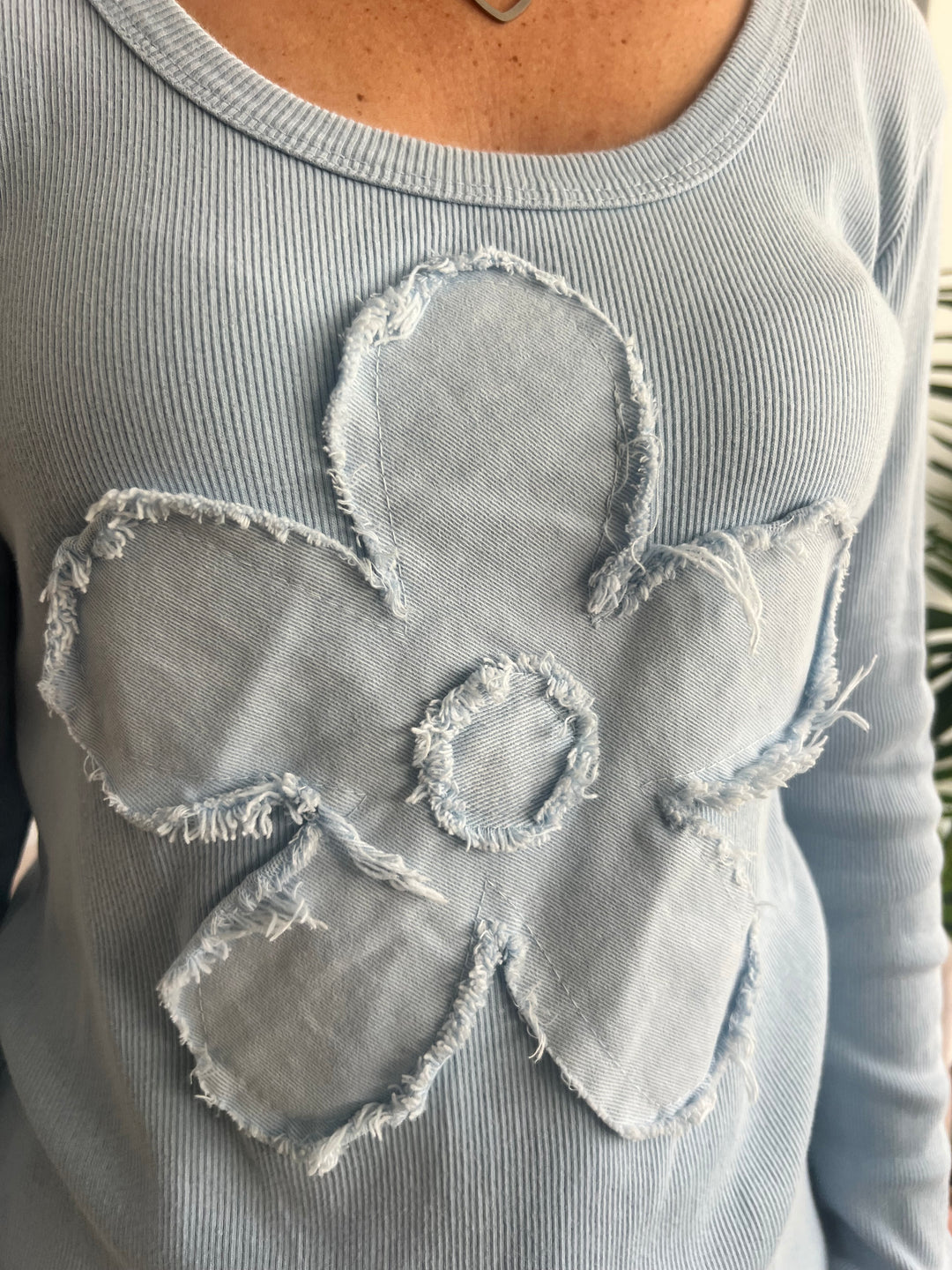 Camiseta Flor celeste